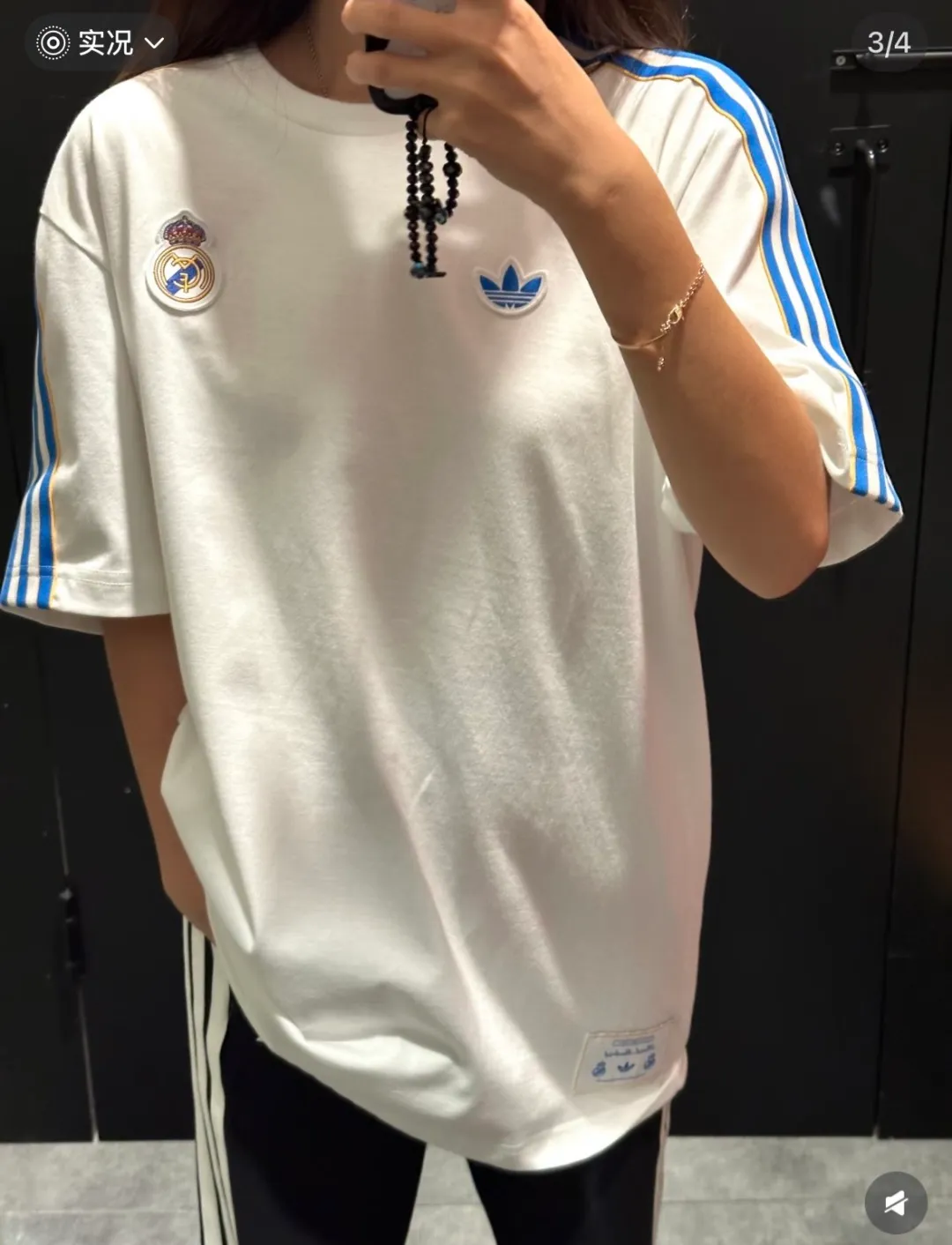 No watermark upper body renderings 𝟬𝟱𝟯𝟰𝟬#Exclusive real shot/difference between various stolen pictures and online version on the market [𝗔𝗗𝗜𝗗𝗔𝗦 Adidas Trefoil co-branded football round neck couple Same Style short-sleeved/𝗧 shirt] original order Liverpool Football Club co-branded Versatile is not picky. ✅Full set of 1:1 customized accessories ➕Customized three-label ➕𝗬𝘂𝗮𝗻 version hang tag ➕𝗹𝗼𝗴𝗼 packaging bag🔥 ➕Scan the tag to enter the official website. ✅Top Original version, ins Xiaohongshu Dewu Kuaishou and many bloggers wear it. ❤️Studio model 175/150 wears size L. It is loose and skin-friendly. Breathable. It is super comfortable for daily wear. The clover logo on the chest is very recognizable. 3D three-dimensional tailoring. The upper body is crisp and stylish. The version is loose. It covers the flesh and makes you slim. Perfectly modify the figure. The full set of accessories is customized in a one-to-one mold, striving for excellence. Good Quality is never just talk! Color; White Apricot Black Size; S M L XL XXL